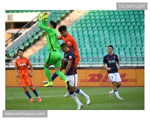 足球球星为何选择穿钢钉鞋提升比赛表现与竞技水平解析 足球球星为何选择穿钢钉鞋提升比赛表现与竞技水平解析